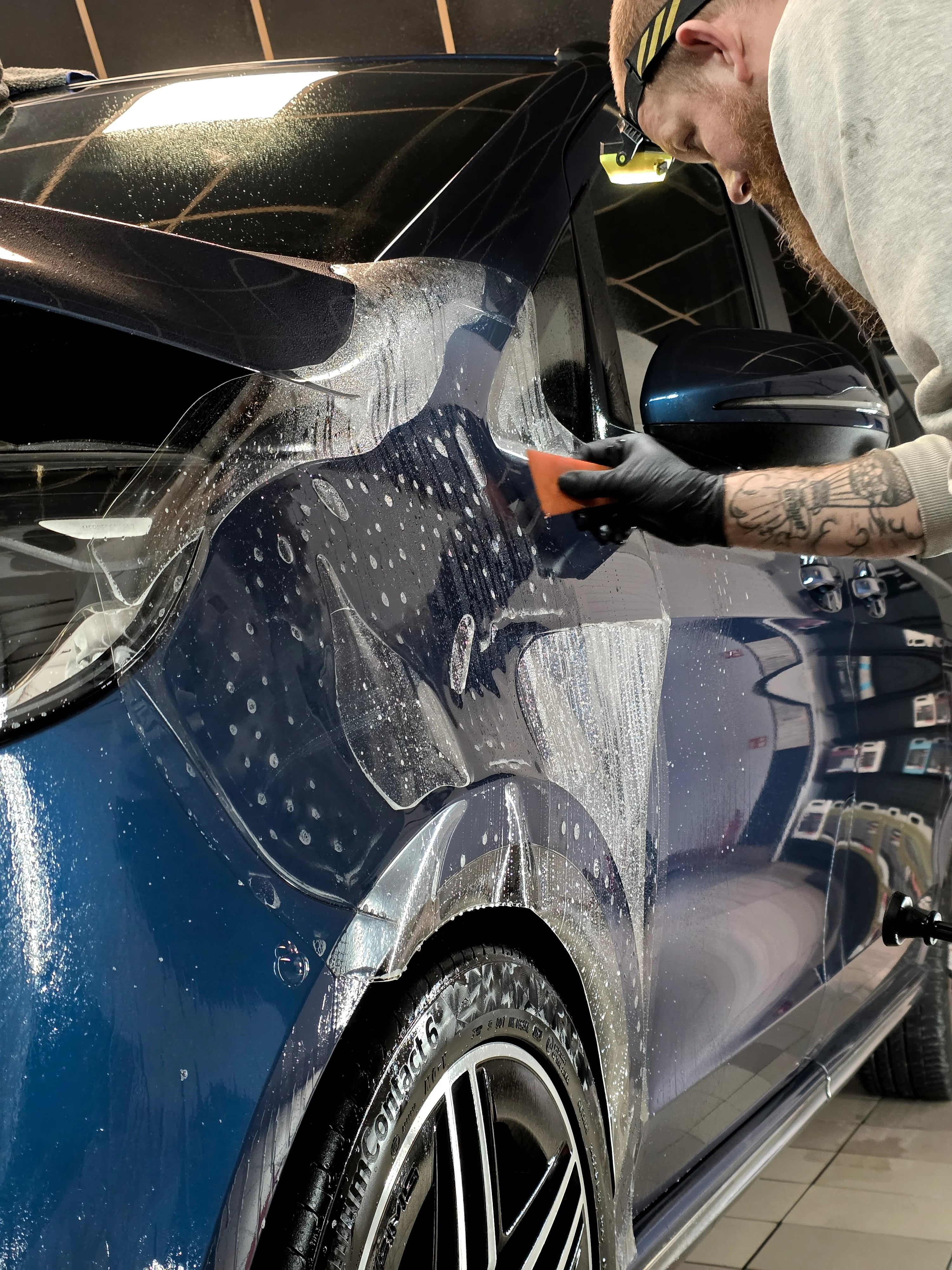 nakladanie folii na auto